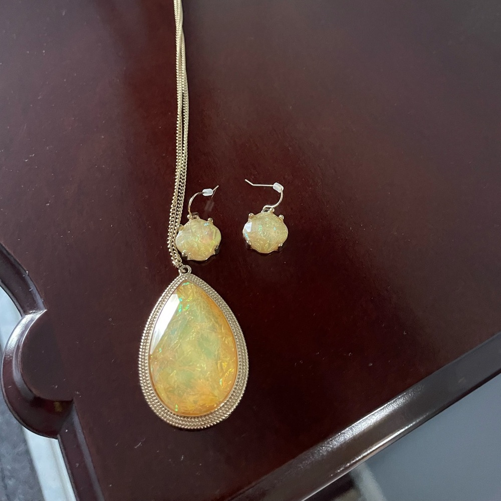 Goldtone necklace and earrings